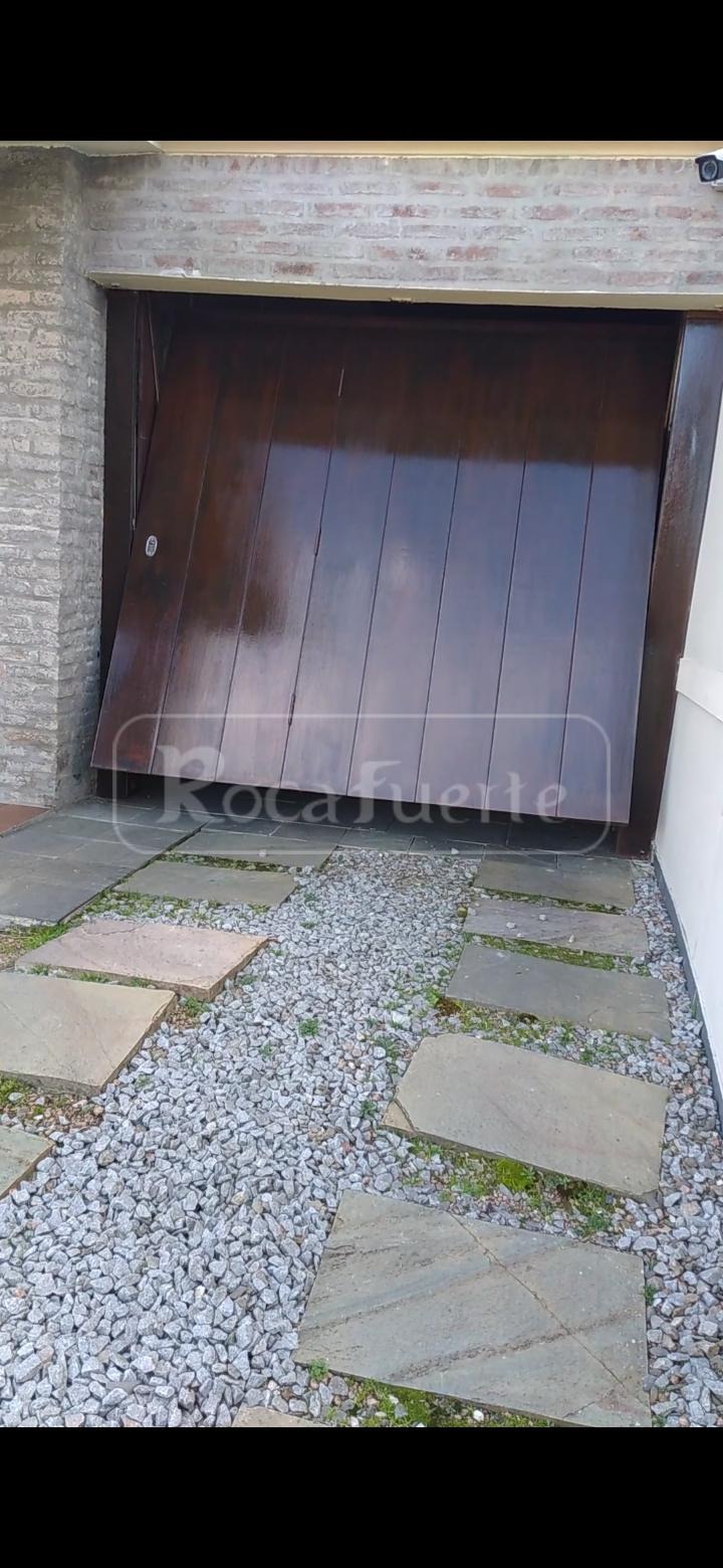 Portón de lapacho con acceso peatonal incorporado